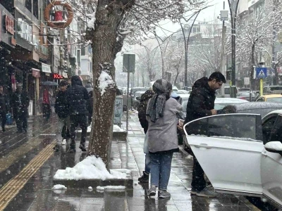 Van&rsquo;da yoğun kar yağışı etkisini s&uuml;rd&uuml;r&uuml;yor
