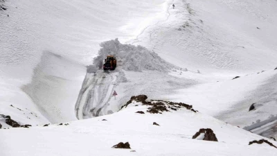 Van&rsquo;da yoğun kar yağışı ve eğimli alanlar &ccedil;ığ riskini artırıyor
