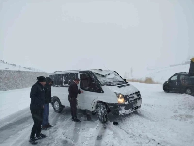 Van&rsquo;da yoldan &ccedil;ıkan minibus kara saplandı
