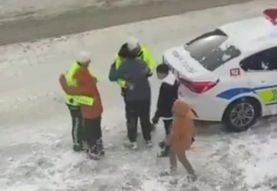 Van&rsquo;da y&uuml;rekleri ısıtan g&ouml;r&uuml;nt&uuml;ler: Trafik polisleri &ccedil;ocuklarla kartopu oynadı
