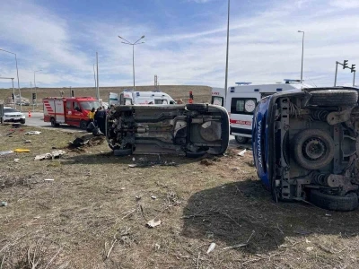 Van&rsquo;da zincirleme kaza: 4&rsquo;&uuml; askeri personel 6 yaralı
