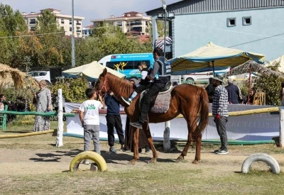Van’daki özel çocuklar ata binmenin heyecanını yaşadı
