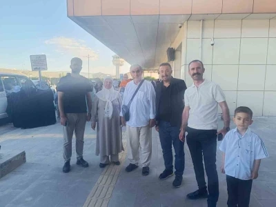 Van&rsquo;dan kutsal topraklara uzanan yolculuk sona erdi: İlk hac kafilesi dualarla karşılandı
