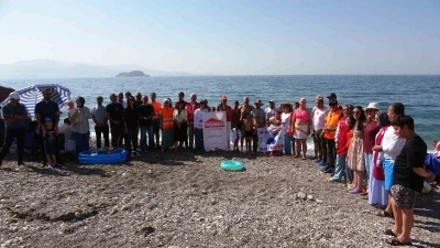 Van Gölü için çöp topladılar, duvar boyadılar
