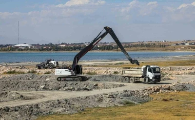 Van G&ouml;l&uuml;&rsquo;nde 2 milyon 86 bin metrek&uuml;p dip &ccedil;amuru temizlendi
