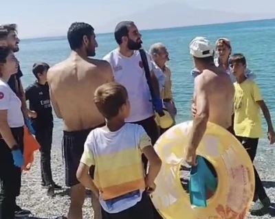 Van Gölü’nde boğulma tehlikesi geçiren baba ve oğul balıkçılar tarafından kurtarıldı
