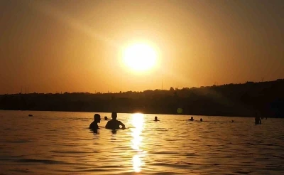 Van Gölü’nde gün batımında yüzme keyfi
