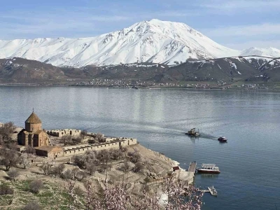 Van G&ouml;l&uuml;&rsquo;nde sular &ccedil;ekildi, Akdamar&rsquo;daki iskele yenileniyor
