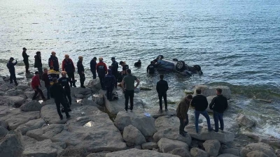 Van G&ouml;l&uuml;&rsquo;ne u&ccedil;an otomobildeki 1 kişi yaralandı
