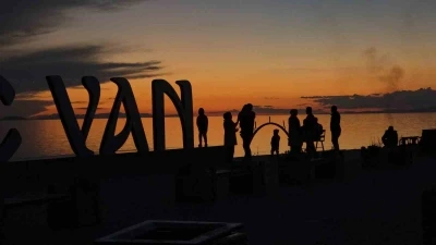 Van G&ouml;l&uuml; sahilinde g&uuml;nbatımı manzarası
