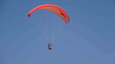 Van Gölü semalarında yamaç paraşütü heyecanı yaşandı
