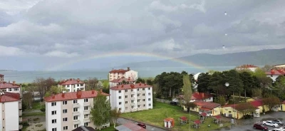Van G&ouml;l&uuml; &uuml;zerinde g&ouml;kkuşağı ş&ouml;leni
