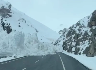 Van-Hakkari karayoluna &ccedil;ığ d&uuml;şt&uuml;
