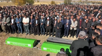 Van-Hakkari karayolundaki kazada hayatını kaybeden aynı aileden 3 kişi toprağa verildi
