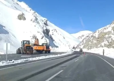 Van-Hakkari yolu yeniden ulaşıma a&ccedil;ıldı
