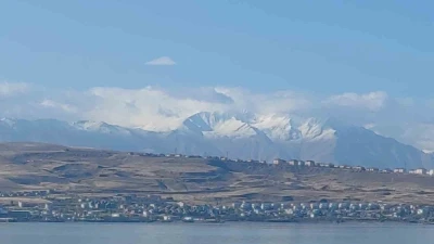 Van’ı çevreleyen dağların zirvesi beyaza büründü
