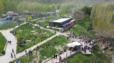 Van&rsquo;ın doğa harikası bayramda doldu taştı
