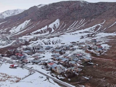 Van&rsquo;ın kırsal mahallelerinde karla gelen g&uuml;zellik
