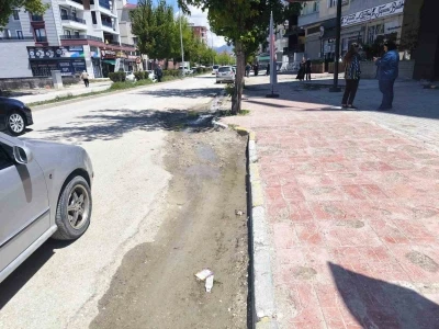 Van&rsquo;ın tarihi caddesi altyapı kurbanı vatandaş ve s&uuml;r&uuml;c&uuml;ler isyan noktasında
