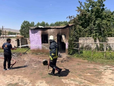 Van&rsquo;ın Tuşba il&ccedil;esinde odunluk yangını
