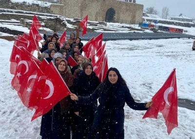 Van Kalesi&rsquo;nde kadınlardan bayrak sevgisi y&uuml;r&uuml;y&uuml;ş&uuml;
