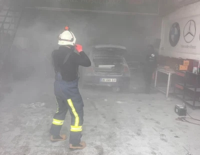 Van oto sanayisinde otomobil yangını

