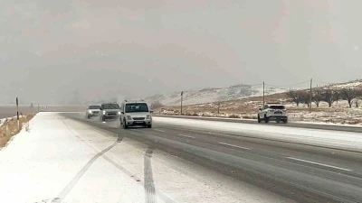 Van-Özalp yoluna dolu yağışı
