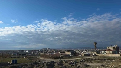 Van semalarında g&ouml;rsel ş&ouml;len: K&uuml;m&uuml;l&uuml;s bulutları ve Van Kalesi&rsquo;nin muazzam uyumu
