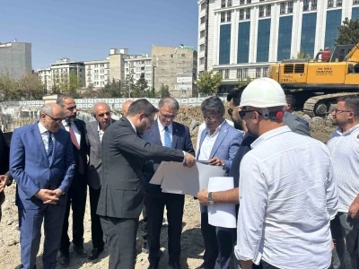 Van Valisi Balcı, Hazreti Ömer Camii inşaatını inceledi
