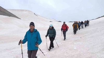 Vang&ouml;l&uuml; aktivistlerinden S&uuml;phan Dağı zirvesinde &lsquo;Van G&ouml;l&uuml;&rsquo; mesajı
