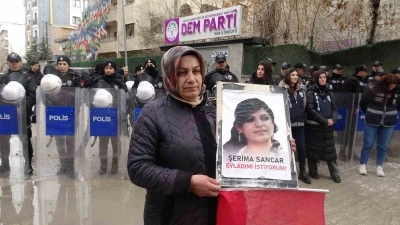 Vanlı Anne: "Bu bayrak i&ccedil;in &ouml;l&uuml;n"
