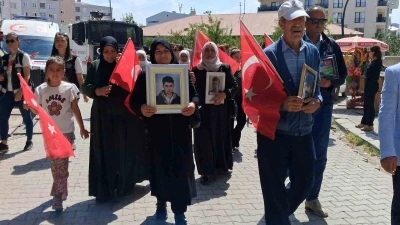 Vanlı anneler evlatlarını bekliyor
