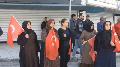 Vanlı annelerin evlat n&ouml;beti devam ediyor
