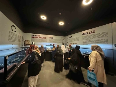 Vanlı kadın ve çocuklar müzeyi gezerek tarihi eserleri görme fırsatı buldular
