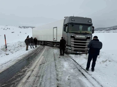 Varto&rsquo;da kar nedeniyle kayan tır ulaşımı durdurdu
