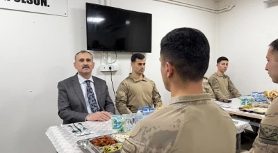 Vatan n&ouml;betindeki kahramanlar sınır hattında iftar sofrasında
