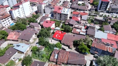 Vatan sevgisini evinin &ccedil;atısına işledi
