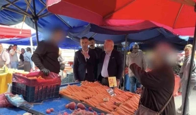 Vatandaş şikayet etti, kayıtsız kalmayan belediye başkanı pazarcılara sert tepki gösterdi
