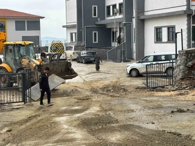 Vatandaş &lsquo;Zor olamaz&rsquo; diye paylaştı, Hatay B&uuml;y&uuml;kşehir Belediyesi &ouml;ğrencilerin okul yolunu temizlendi
