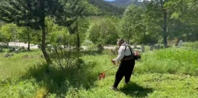 Vatandaşın g&ouml;n&uuml;ll&uuml; mezarlık temizliği takdir topladı
