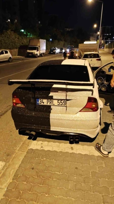 Vatandaşın ihbarı sonu&ccedil; verdi: G&uuml;r&uuml;lt&uuml; yapan ara&ccedil; trafikten men edildi
