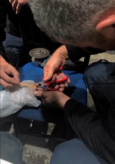 Vatandaşın parmağına yüzük sıkışan yüzüğü itfaiye çıkardı
