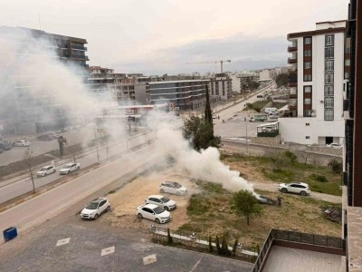 Vatandaşın yaktığı atık yangınını itfaiye ekipleri s&ouml;nd&uuml;rd&uuml;