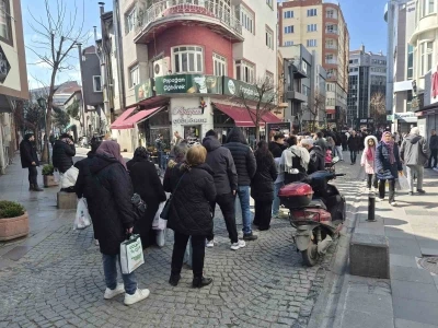 Vatandaşlar indirim i&ccedil;in metrelerce kuyruk oluşturdu
