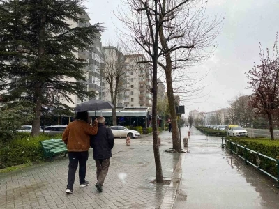 Vatandaşlar karla karışı yağmura hazırlıksız yakalandı
