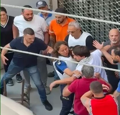 Vatandaşlar saldırganı linç etmek istedi, polis engelledi
