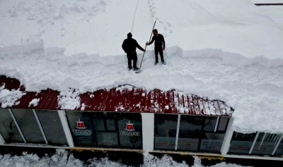 Vatandaşlar zarar g&ouml;rmesin diye &ccedil;atılarda temizlik mesaisi başladı
