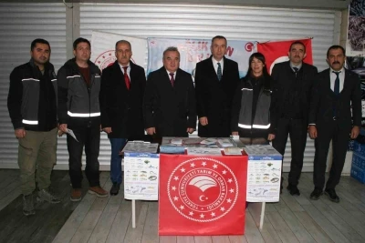 Vatandaşları bilgilendirmek i&ccedil;in pazarda "Sağlık i&ccedil;in Balık" konulu stant kuruldu
