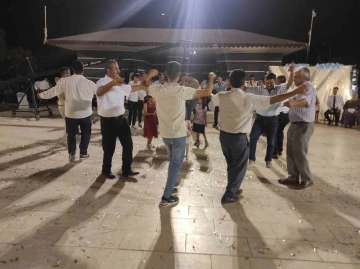 Vatandaşları oynatan m&uuml;zisyenler bu sefer kendileri oynadı
