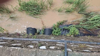 Vatandaşların dikkati &ccedil;evre kirliliğini ortaya &ccedil;ıkardı: Dereye karışan kimyasal atık Karadeniz&rsquo;e aktı
